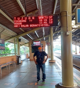 Menanti kereta rel listrik / KRL di  Stasiun Cikini Jakarta. (Foto dokumen pribadi)