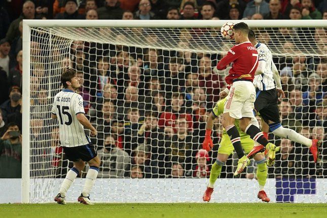 Tandukan maut Ronaldo pada menit ke-81 mengubur kemenangan Atalanta di Old Trafford. (sumber gambar: bola.net.com)
