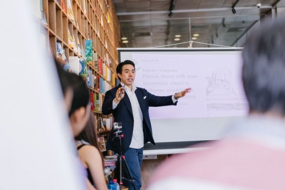 ilustrasi orang dengan kemampuan public speaking yang baik | photo by mentatdgt from pexels