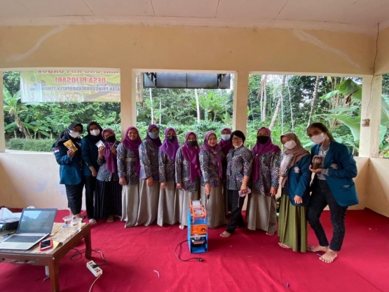 Gambar 5. Sosialisasi produk olahan salak di Collecting house bersama kelompok Wanita Tani Dewi Sri