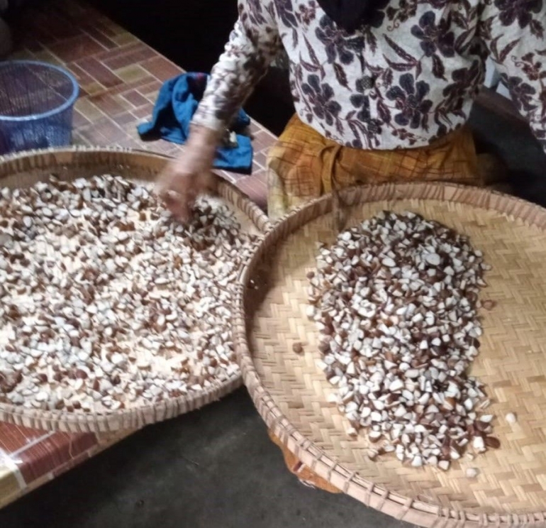 Gambar 6. Pelatihan proses pembuatan Molacco di collecting house bersama pengelola home industry Dewi Sri