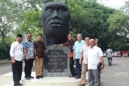 Terlihat para anggota Pemkab Jawa Tengah sedang berfoto di monumen Museum Sangiran (sumber: dprd.jatengprov.go.id)