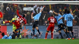 Suarez mencegah Ghana melangkah lebih jauh (dok: FIF via BBC Sports)