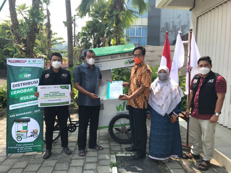 Penyerahan 1 unit grobak dari ACT Kabupaten Semarang dan Global Wakaf (Dok. pribadi)