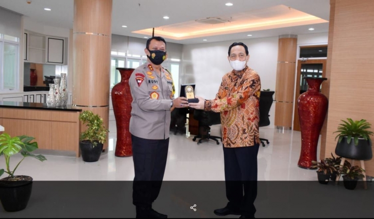 Kapolda Banten (kiri) dan Rektor Untirta. Foto: dok. Untirta