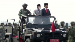 Presiden RI Joko Widodo (Jokowi) didampingi Menhan Prabowo (belakang) melakukan inspeksi barisan anggota Komponen Cadangan. (Tangkapan layar youtube)