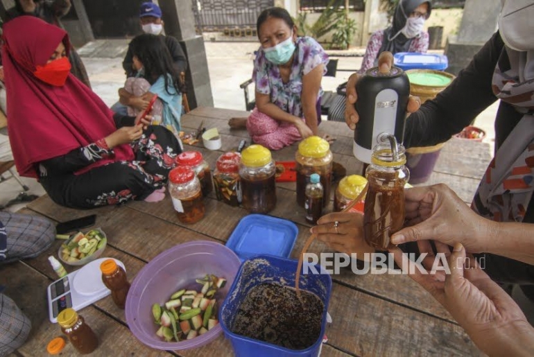 Masyarakat membuat proses Eco-enzyme (Republika.co.id) 