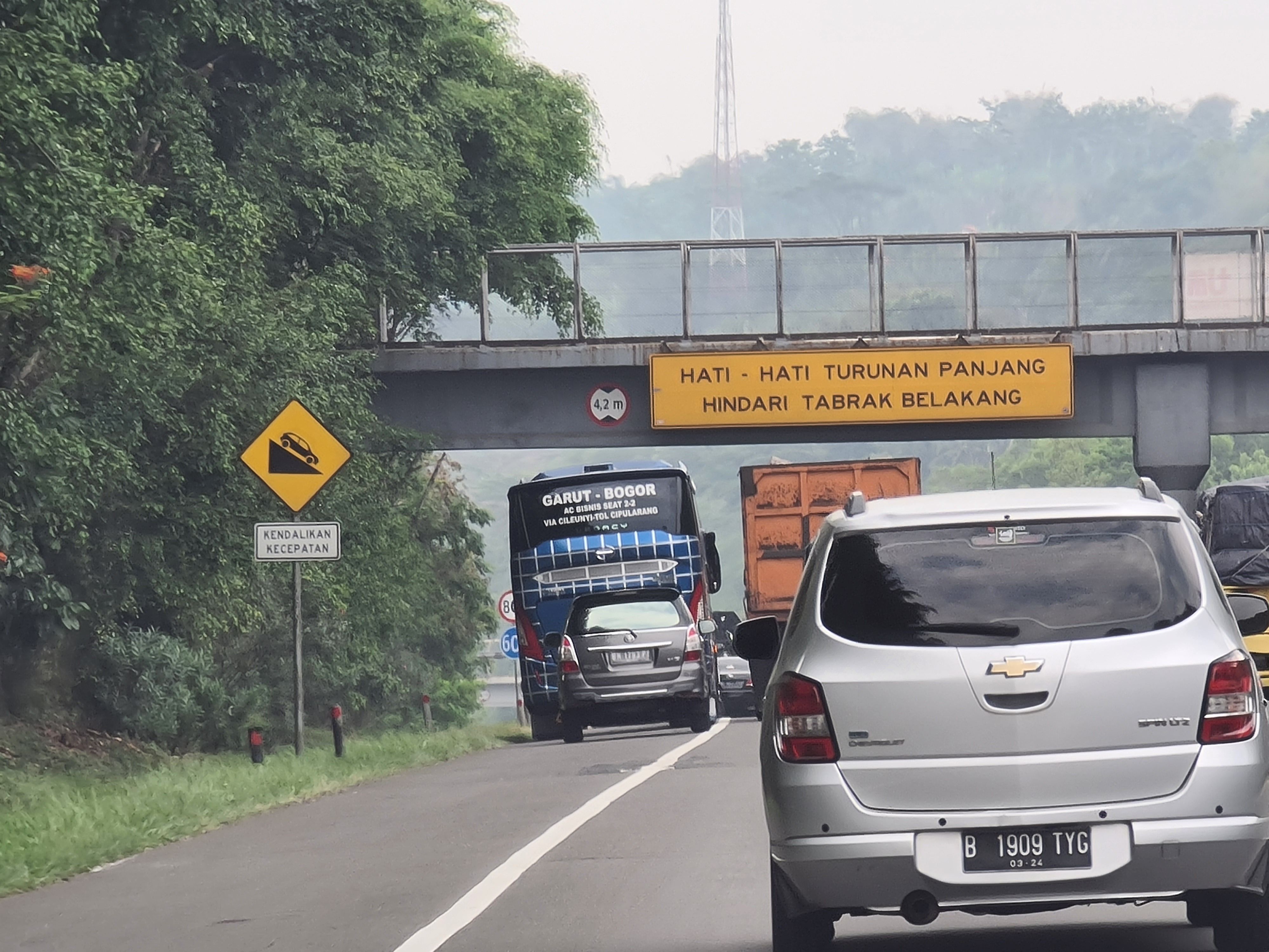 Melaju di bahu jalan untuk mendahului (dok. pribadi)