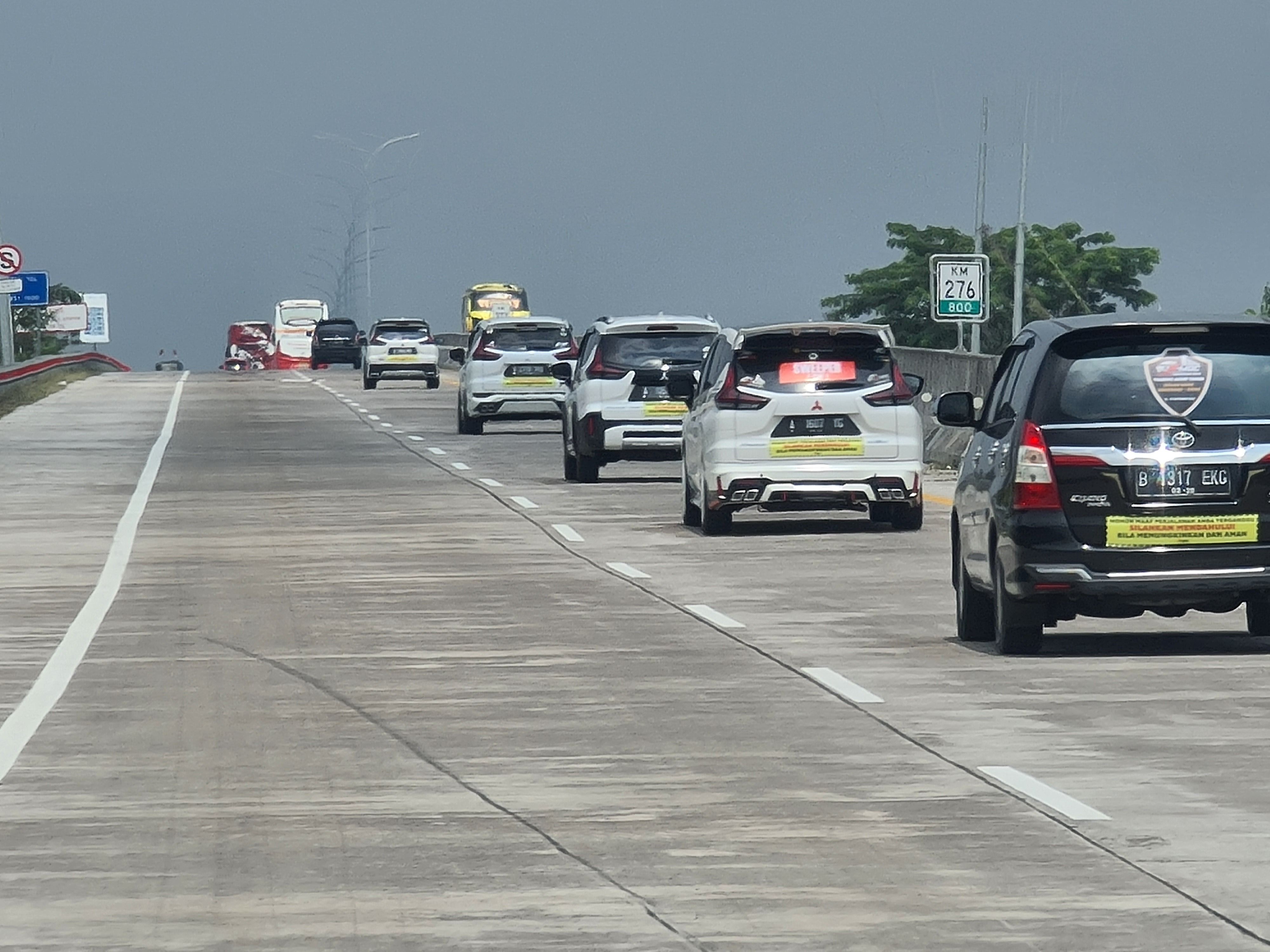 Melaju santai di lajur terkanan oleh suatu konvoy komunitas merek mobil (dok. pri)