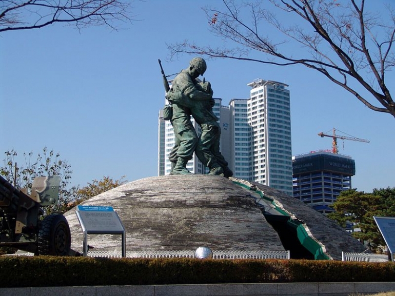 Monumen patung Saudara  di Museum Perang Korea, Sumber: https://en.wikipedia.org/wiki/User:Danleo