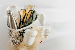 Membawa Alat Makan Sendiri Merupakan Upaya Mengurangi Penggunaan Plastik - Sumber : kompas.com