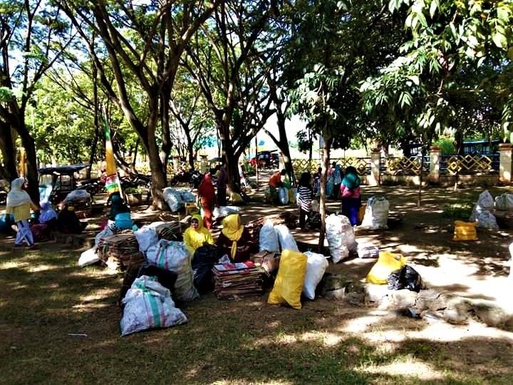 Masyarakat dalam kegiatan tukar sampah dengan sembako (Dokpri)