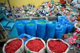 Plastik difasilitas daur ulang (Marahalim Siagian)