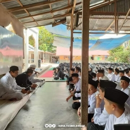 Peringata hari santri dengan shalawat di ponpes Nurul Yaqin Ringan-Ringan. (foto shafwatul bary)