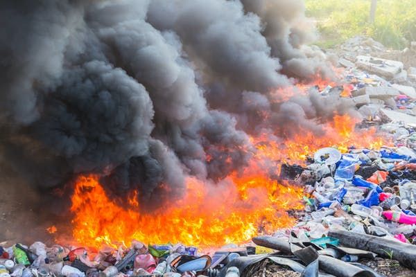 Pembakaran sampah rumah tangga adalah salah satu penyumbang emisi gas rumah kaca (Shutterstock/Smerbystudio)