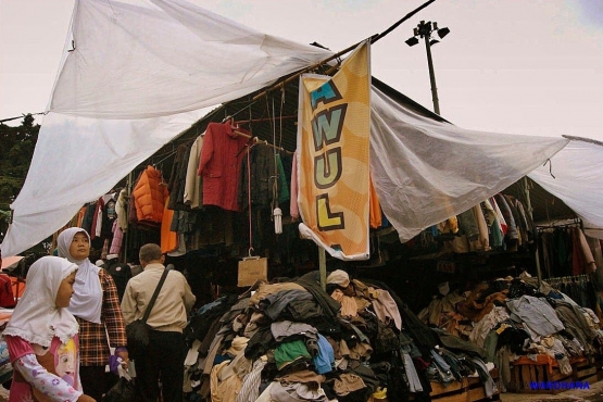 Aktivitas berburu baju bekas di Pasar Sekaten, Alun-alun Utara Kraton Yogyakarta. (Foto : hendrawardhana.com)