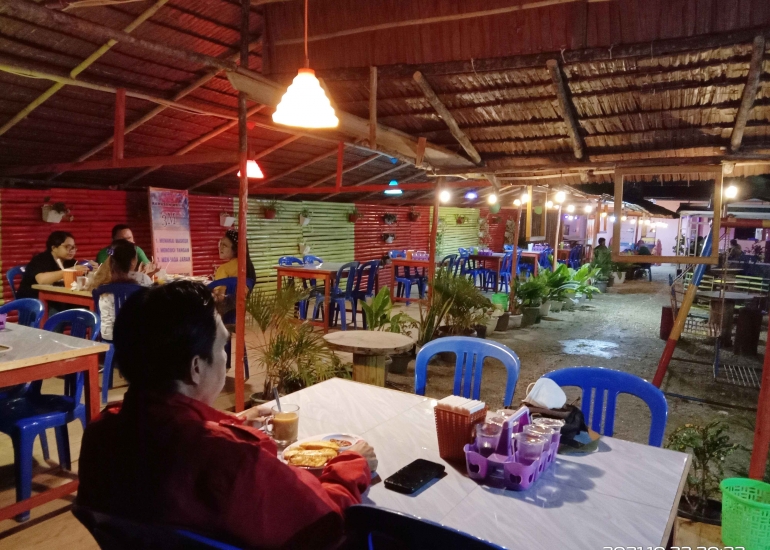 Suasana malam di Bukit Pamona Cafe n Resto. Doc Pri