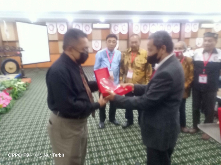 Haerudin dari bidang Penuntutan Komisi Pemberantasan Korupsi (KPK) menerima plakat dari Presiden Kongres Advokat Indonesia (KAI) Erman Umar (foto Nur 