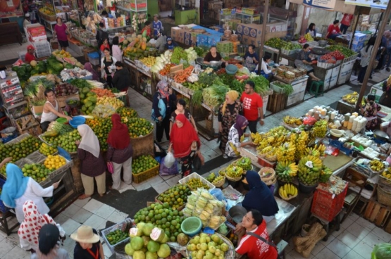Sayur dan buah lokal yang ada di Pasar Gede, Solo. Beli hasil lokal adalah salah satu cara mengurangi emisi karbon. Dokpri.