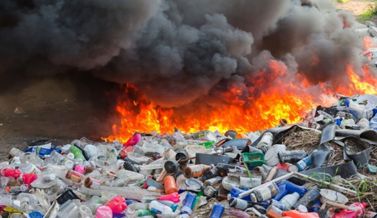 Tumpukan sampah saja sudah jadi satu masalah, apalagi yang dibakar seperti ini. Sumber gambar: intelligentliving.co