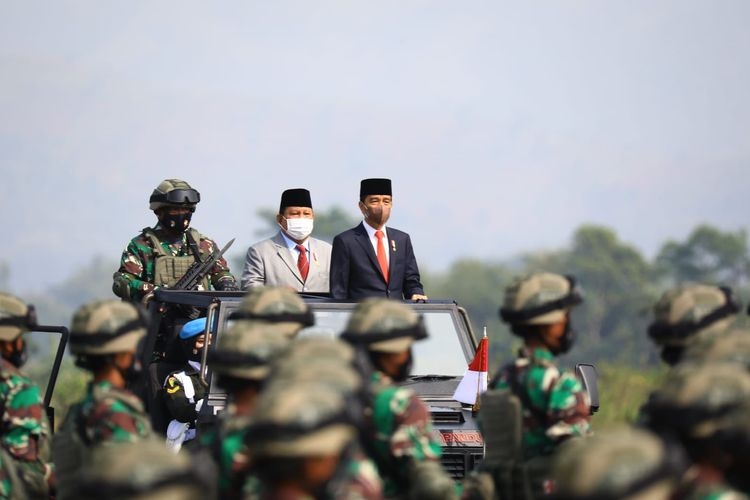 Presiden Joko Widodo (Jokowi) didampingi Menteri Pertahanan (Menhan) Prabowo Subianto naik jip mengecek pasukan Komponen Cadangan (Komcad). (Tim Dokumentasi Menhan Prabowo Subianto via kompas.com)