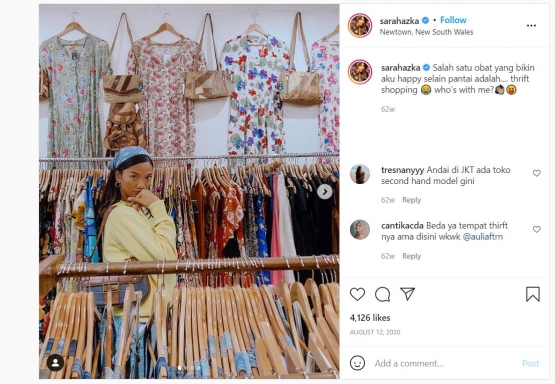 Salah satu selebgram membagikan hobi berburu pakaian bekas (Foto : Instagram.com/sarahazka) 