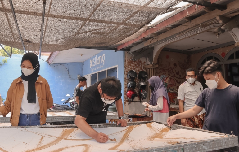 Proses pembuatan batik kontemporer oleh peserta praktik kerja lapangan. (Foto : Eva Setiya)
