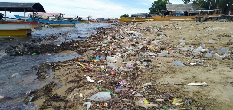 Sampah plastik dikomunitas nelayan Kota Marisa (Marahalim Siagian)