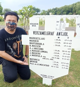 Penulis di makam Prof dr Achmad Mochtar di Ereveld, Ancol, Jakarta Utara (dokumentasi pribadi tahun 2021)