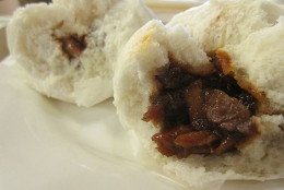 Roti Kukus isi BBQ (charsiu bao, chashao bao) . Photo : Kate Hopkins/Flickr