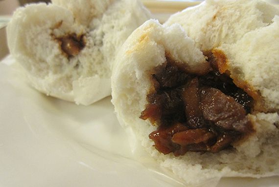 Roti Kukus isi BBQ (charsiu bao, chashao bao) . Photo : Kate Hopkins/Flickr