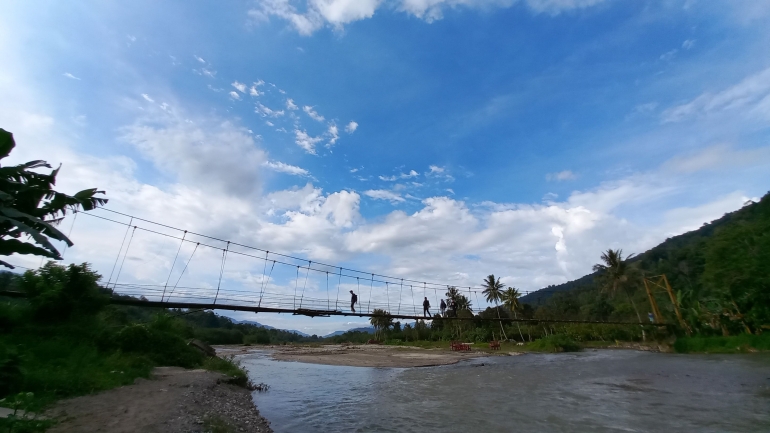 Jembatan gantung di atas Sungai Lariang, yang menghubungkan Desa Lempelero dan Pilimakujawa, di Sulawesi Tengah. (@Hanom Bashari)