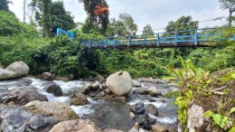 Sungai Kababuru yang bermuara di Sungai Lariang, yang dilintasi saat menuju Desa Moa, di Sulawesi Tengah. (@Hanom Bashari)