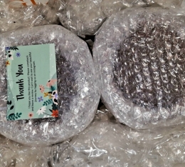 Penggunaan bubble wrap plastik dalam pengemasan barang (Foto: dokumen pribadi).
