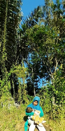 Menyusui di alam terbuka. Foto: Irma Tri Handayani
