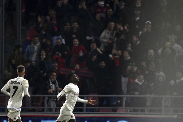 Pemain AC Milan merayakan gol ke gawang Bologna. (via taiwannews.com.tw)