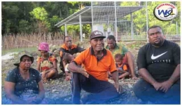 Santai Mendengar Cerita Perjalanan kampung Oleh Kepala Dusun kampung Persiapan Hajir, Bersama masyarakat nya. ( Foto : Lin Howay )