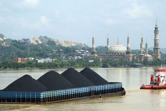 Batu bara. Salah satu bahan bakar fosil. | Foto AFP/BAY ISMOYO foto diambil dari kompas.com.