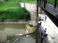 Siswa Melakukan aksi bersih-bersih di Pinggiran Sungai Deli. Mereka Mengambil Sampah yang menjadi penyebab sumbatnya pintu air. sumber:dokpri