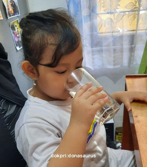 Menjelaskan pada anak manfaat minum air utih sejak dini (Dokpri)