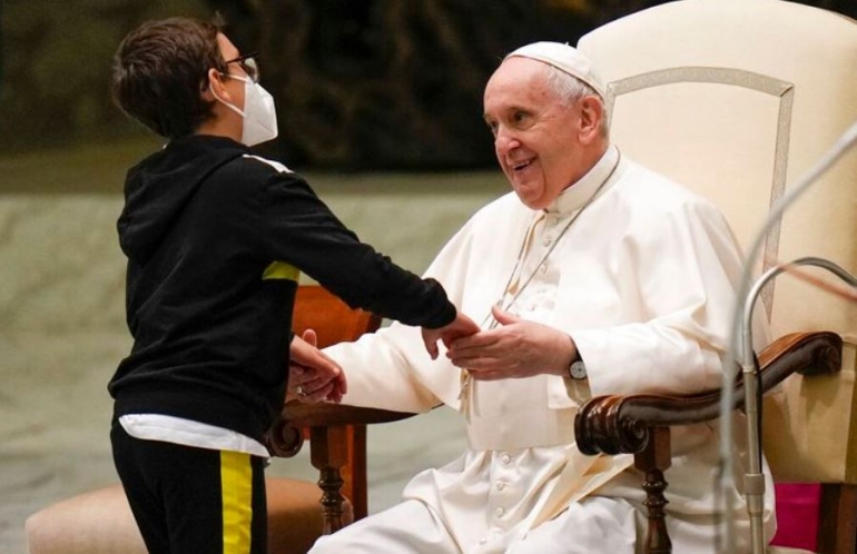Paus berbicara kepada anak yang tiba-tiba naik ke atas panggung audiensi Rabu, 20 Oktober 2021 (Foto: Alessandra Tarantino, via kompas.com)