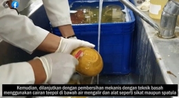 Pencucian dan pembersihan keramik dengan air yang mengalir (Foto: Pusat Konservasi Cagar Budaya DKI Jakarta)