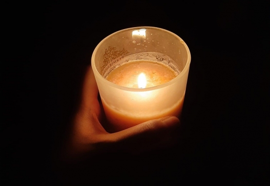 Daripada mengutuk kegelapan, lebih baik menyalakan lilin aroma terapi buatan sendiri. (Foto: Gapey Sandy) 