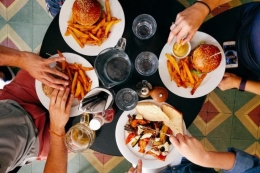 Menyantap makanan menggunakan tangan kanan merupakan hal yang diajarkan Rasulullah SAW (dokumen courtesy: kalteng.antaranews.com)