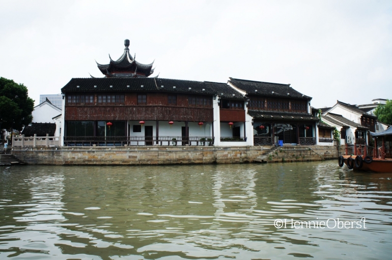Bangunan di tepi Terusan Besar Suzhou | foto: HennieOberst