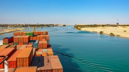 Foto kapal pengangkut kontainer yang tengah melewati terusan Suez, sumber: istockphoto.com