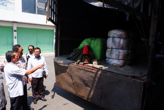 Penyidik Pegawai Negeri Sipil (PPNS) Kementerian Perdagangan, menyita ratusan karung pakaian bekas di Bandung (Foto : Jayantara News)
