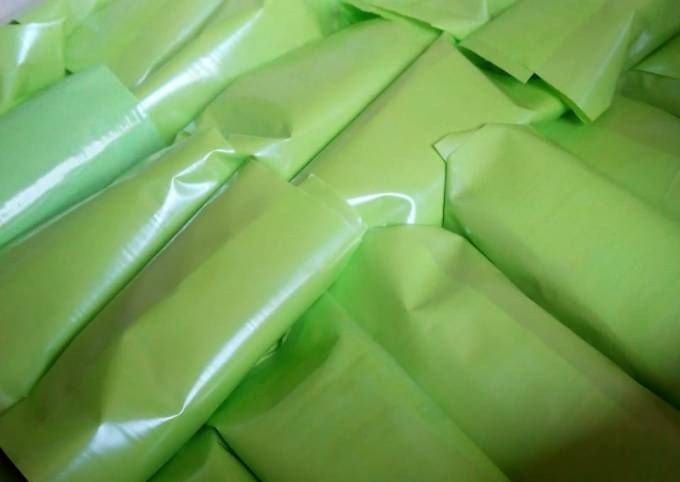Lemper ayam bungkus plastik (Foto: cookandrecipe.com)