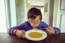 Seorang anak ingin menyantap makanan yang masih panas sambil meniup makanan. (dokumen courtesy: gizi.unida.gontor.ac.id)