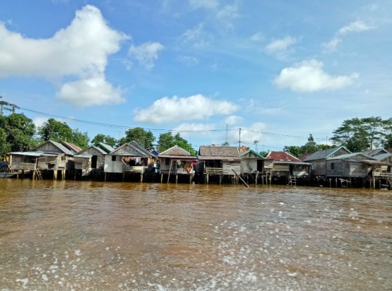 Pemukiman warga lokal di pinggiran sungai Musi (sumber : deddyhuang.com)